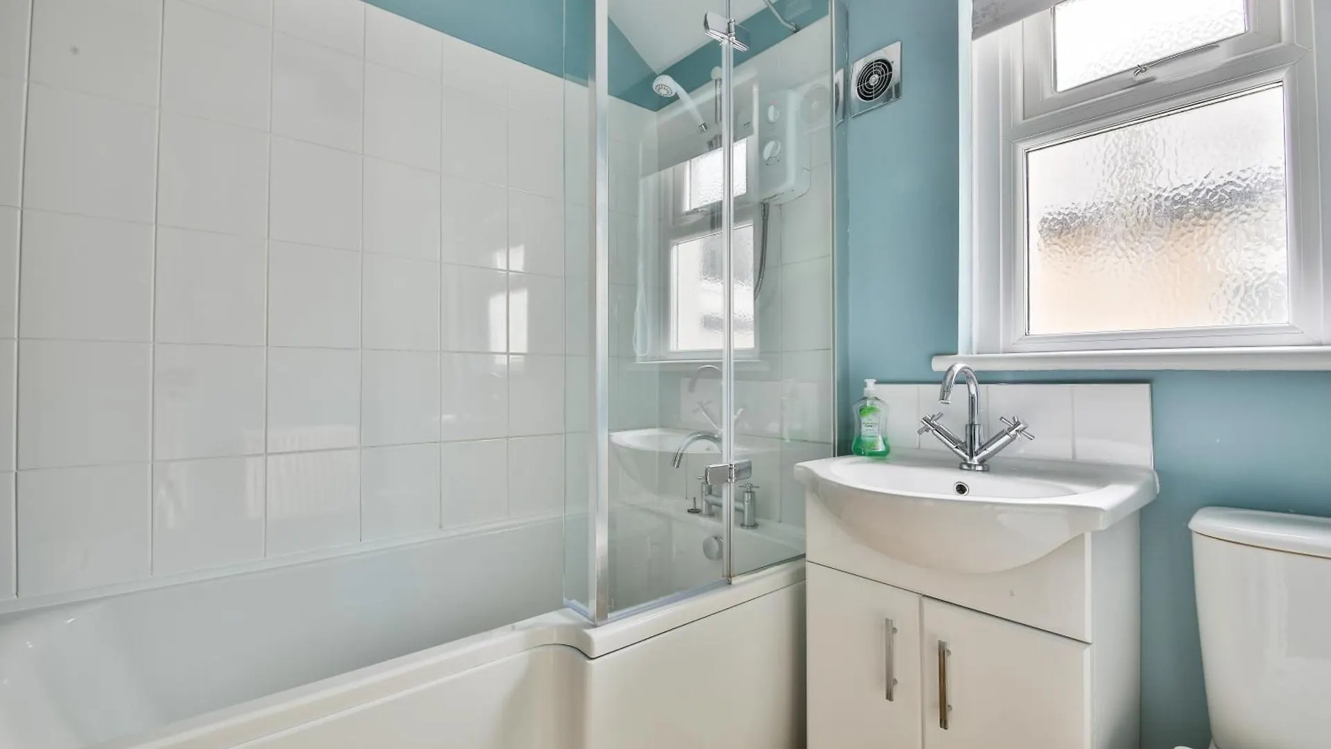 Elegantly Designed & Spacious 3 Bed House Cardiff Holiday home