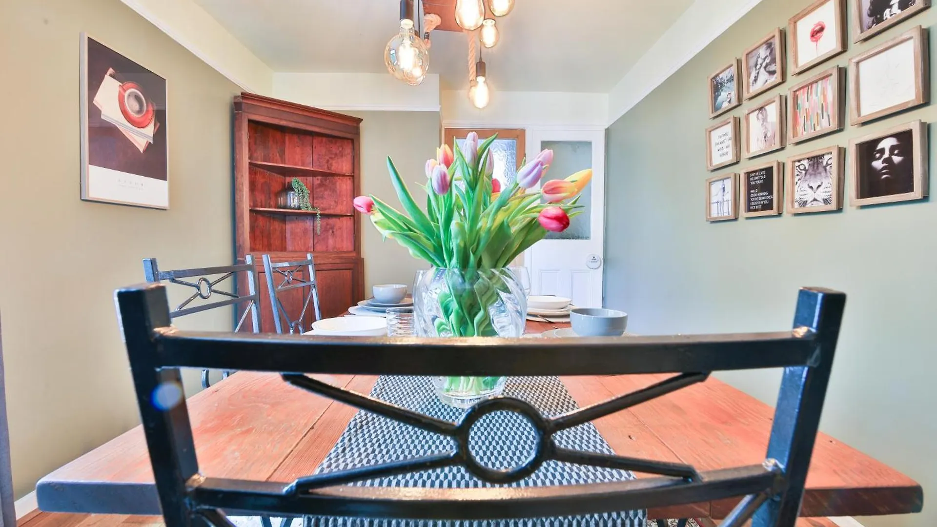 Elegantly Designed & Spacious 3 Bed House Cardiff United Kingdom