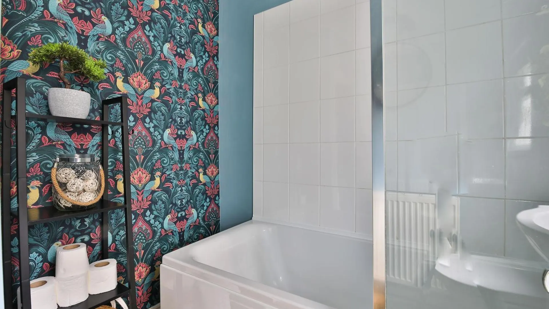 Elegantly Designed & Spacious 3 Bed House Cardiff 0*,