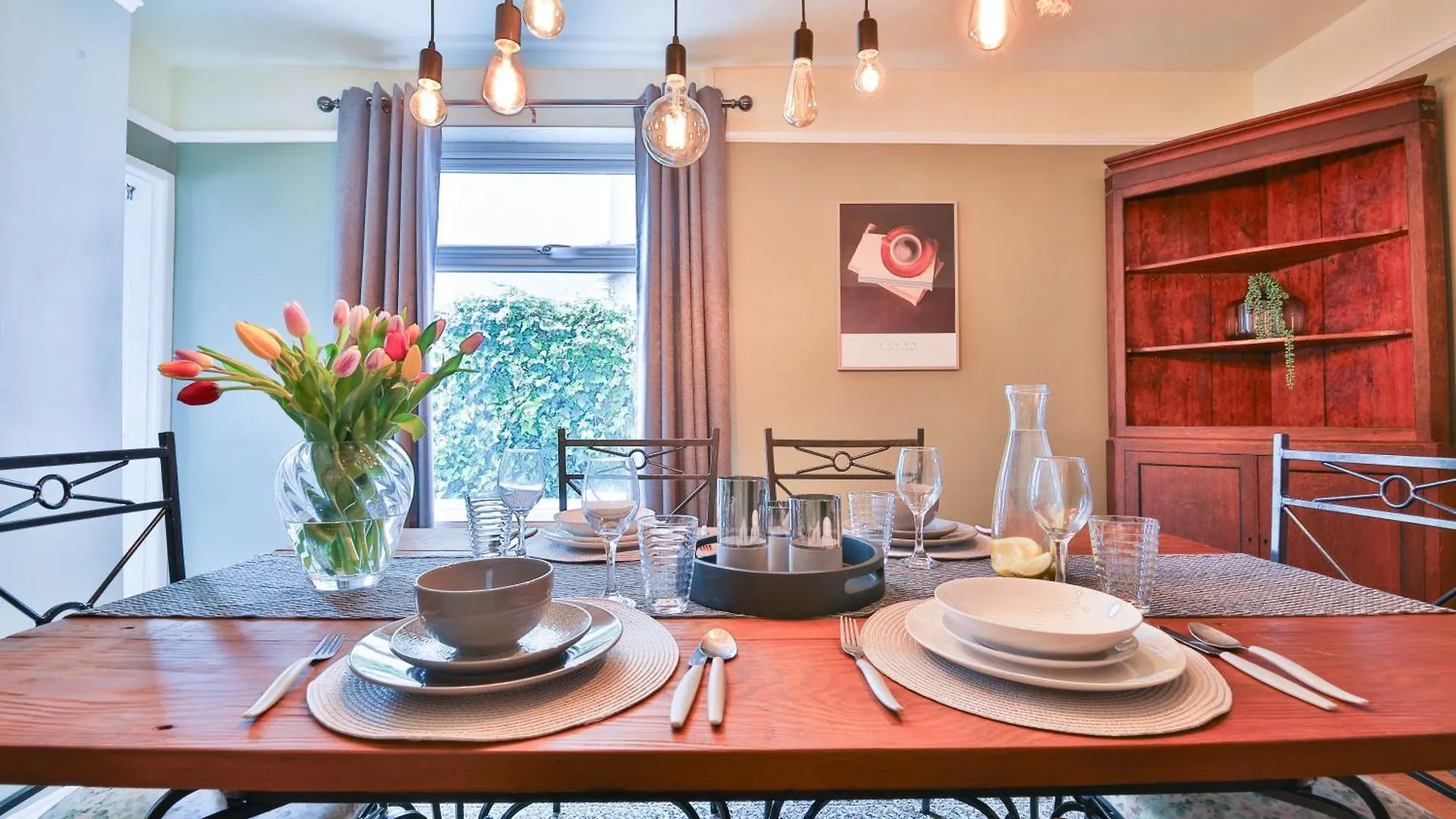 Elegantly Designed & Spacious 3 Bed House Cardiff 0*,